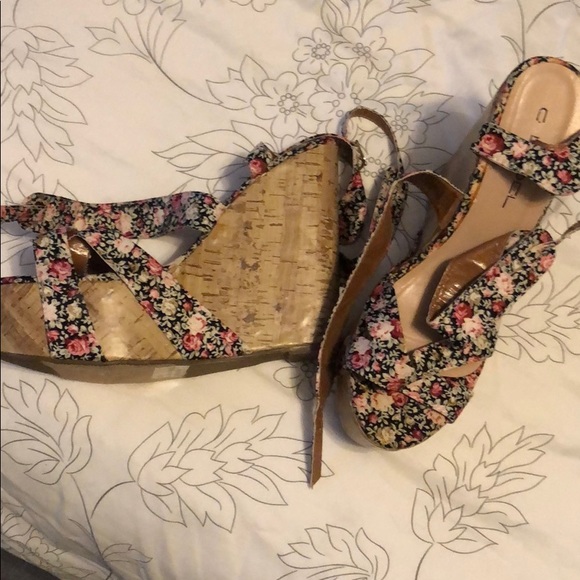 Floral wedge sandals - Picture 2 of 3